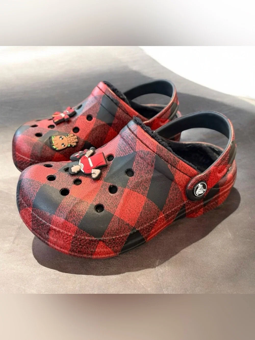 Crocs Ralen Lined Kids Clogs red & black buffalo plaid pattern & Jibbitz charms